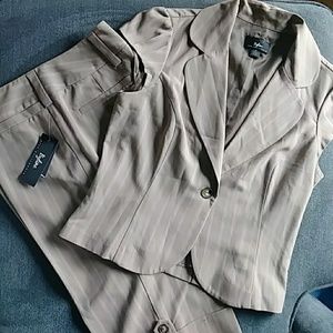 Womens suit. Never worn So gorgeous wish it fit me